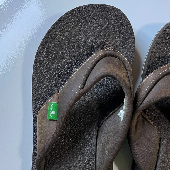Sanuk Men's Brown Flip Flops - Picture 2 of 7